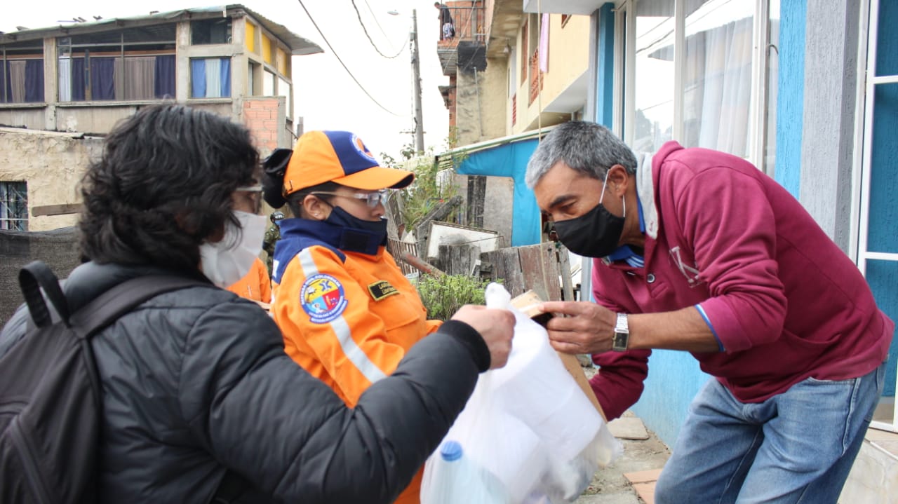 foto de hombre recibiendo mercado