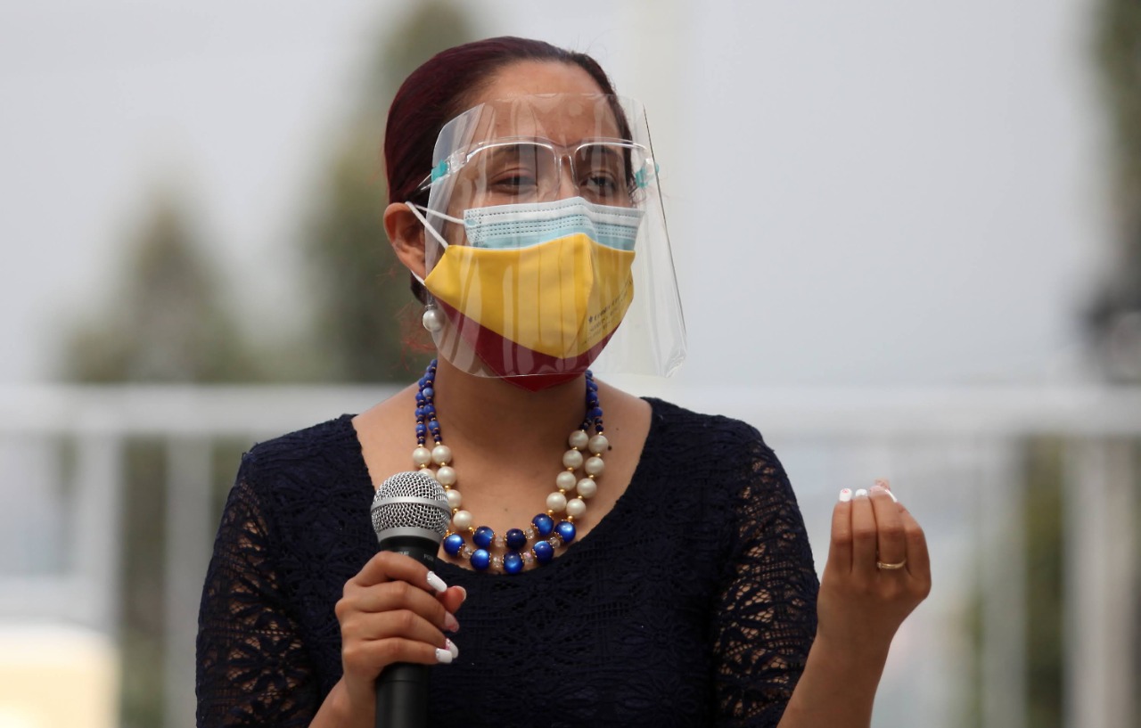 foto de secretaria hablando al publico