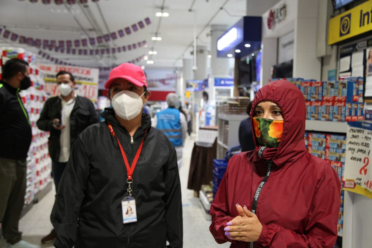 foto de secretaria con beneficiarios en supermercado