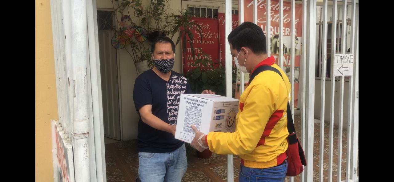 foto de hombre recibiendo mercado