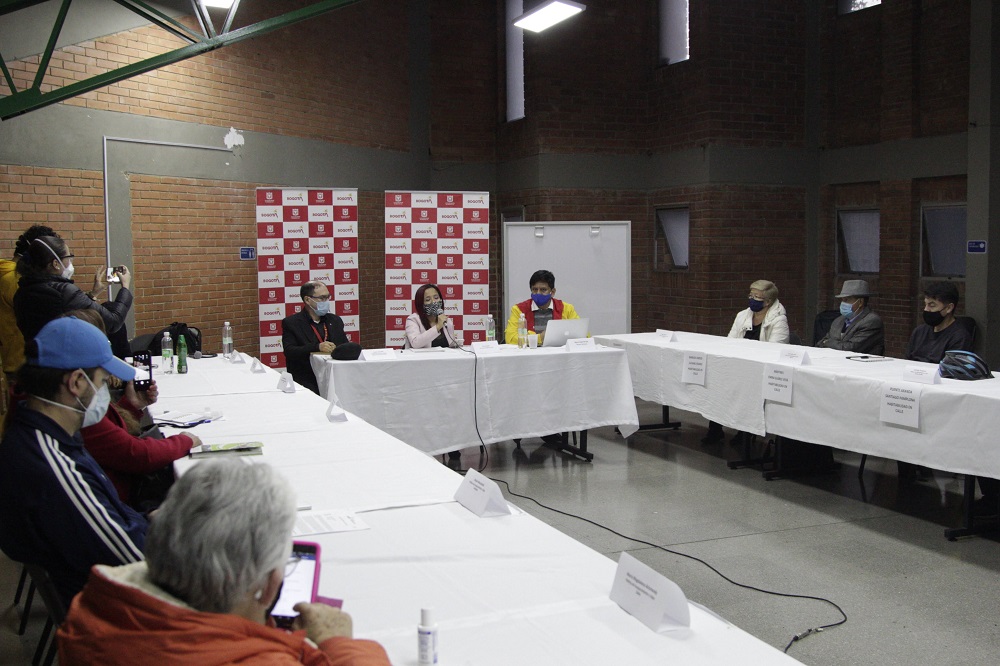 foto de secretaria hablando en publico