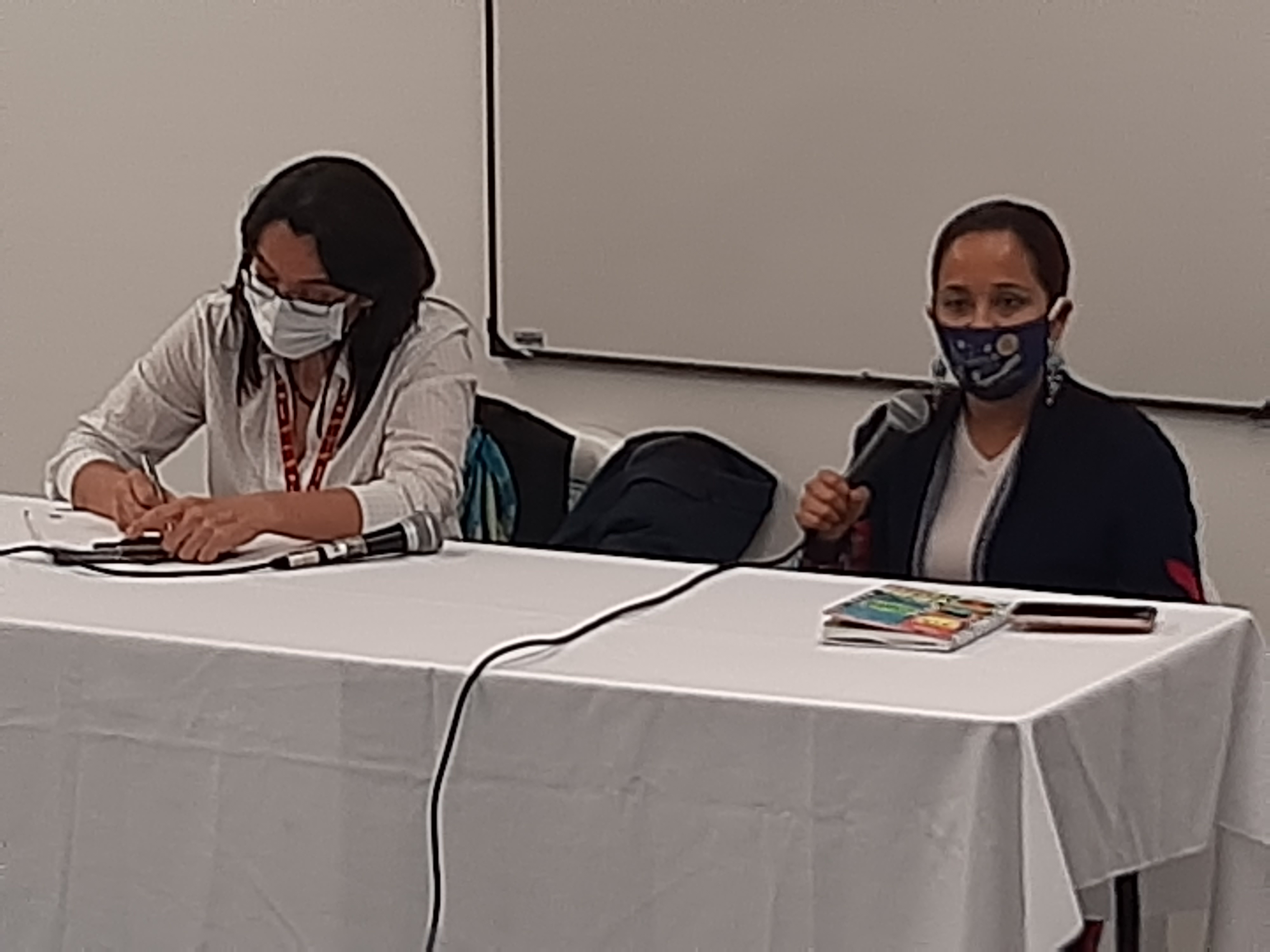 foto de secretaria hablando al publico
