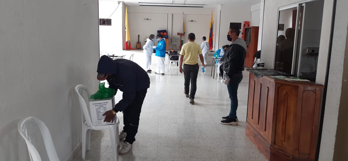 foto de migrantes que reciben ayuda