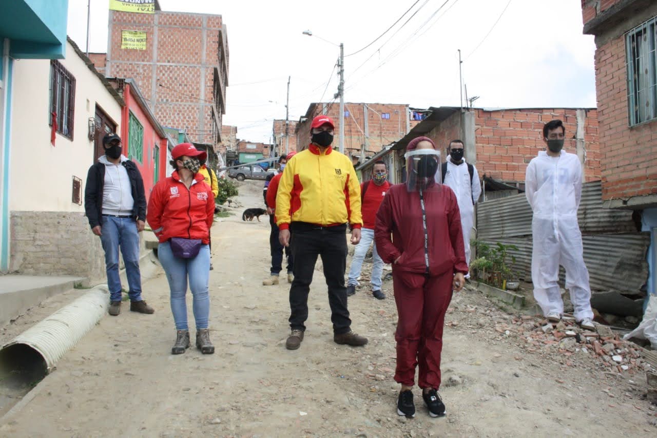 foto de secretaria con funcionarios