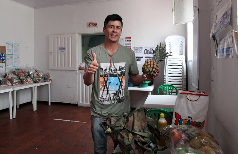 hombre recibiendo mercado