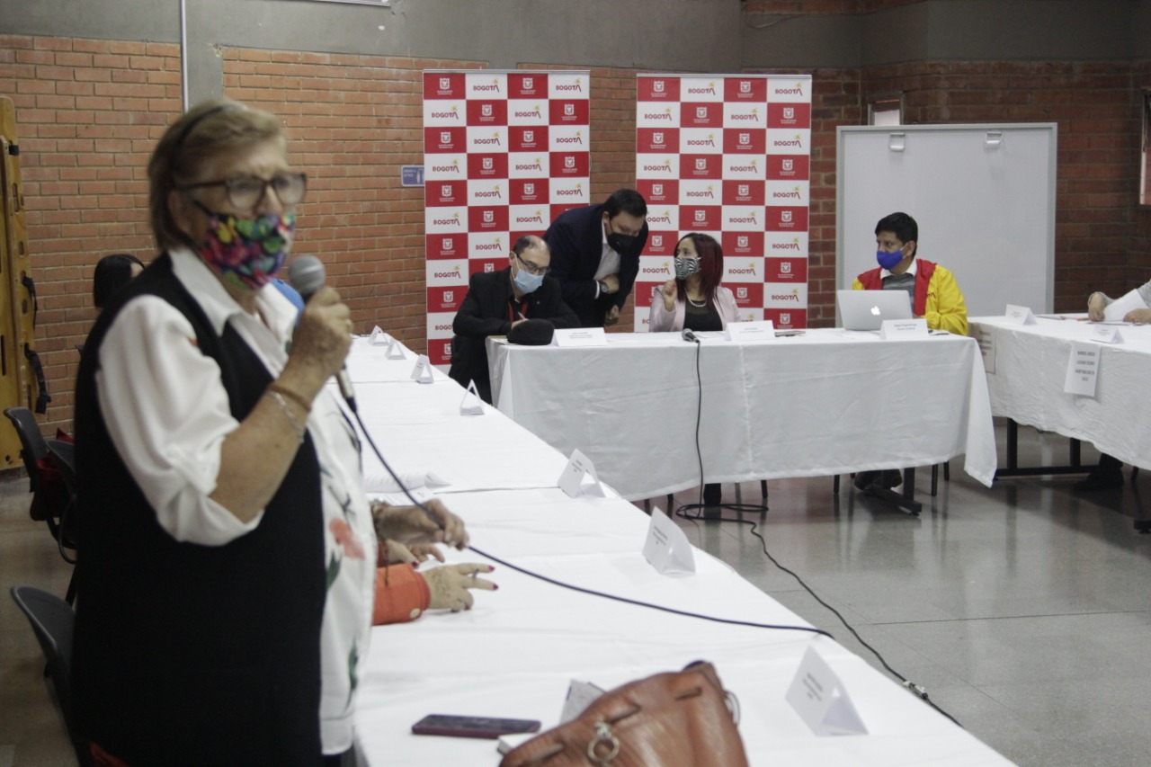 foto de persona mayor hablando al publico