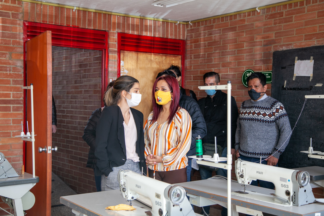foto de equipo directivo visitando las inatlaciones