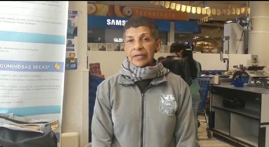 foto de mujer con mercado