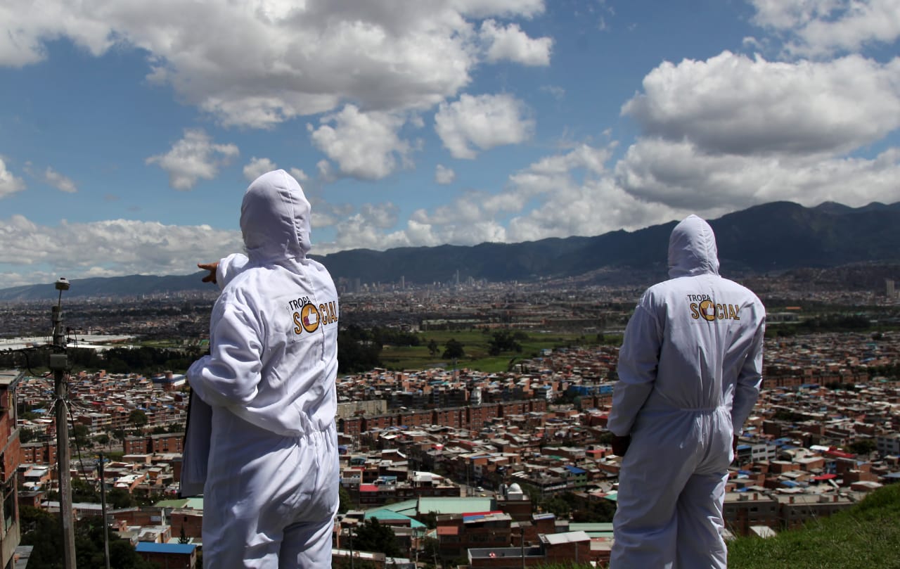 foto de funcionarios en una montaña