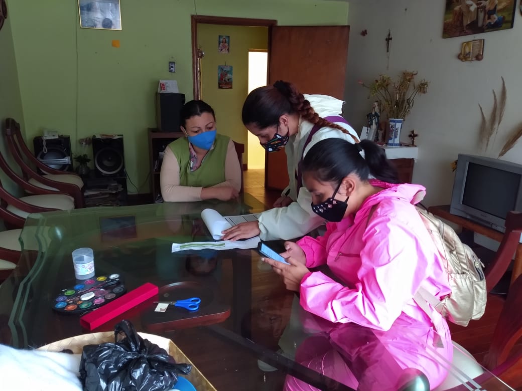 foto de funcionarios haciendo encuestas