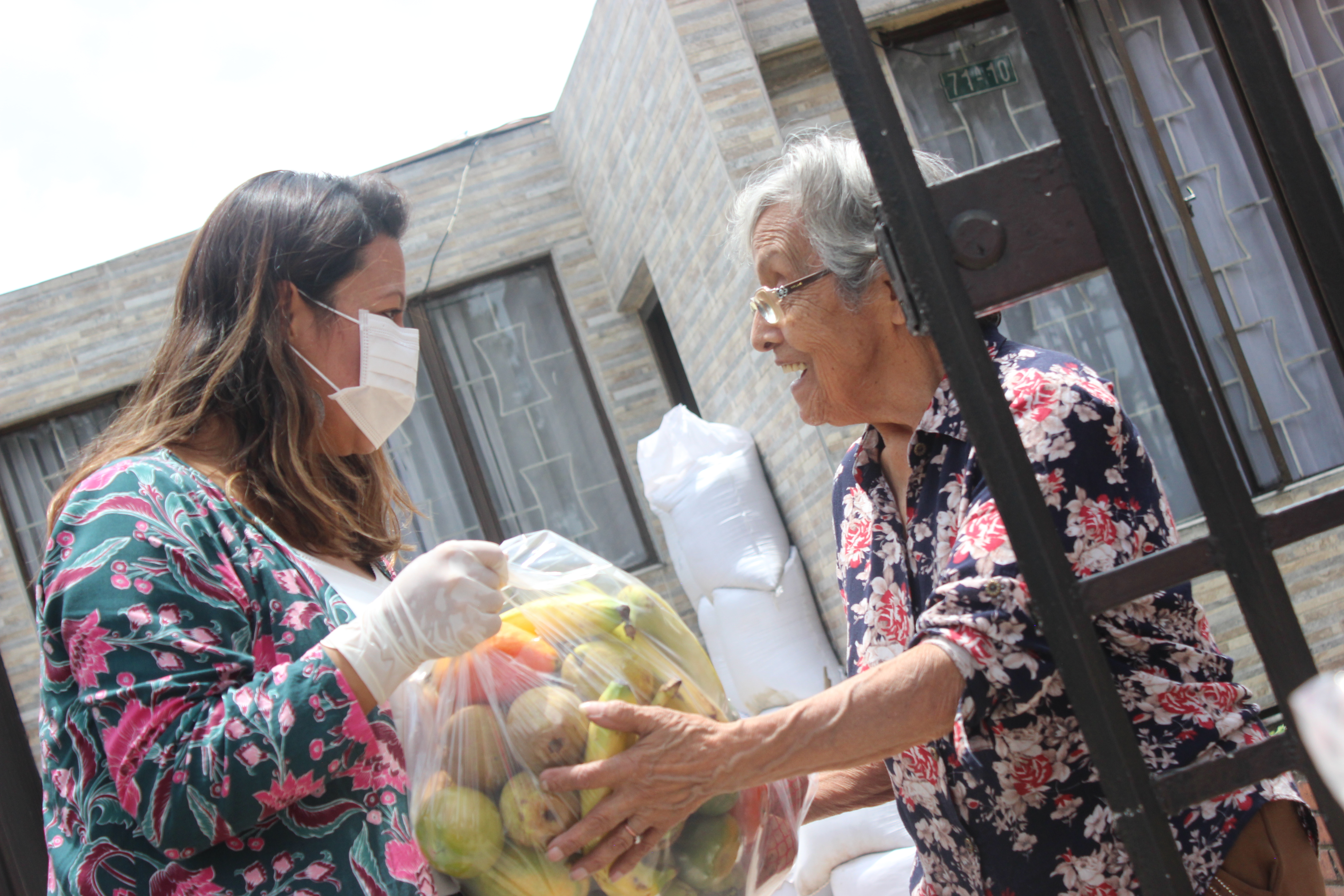 foto de mujer reciciendo mercado