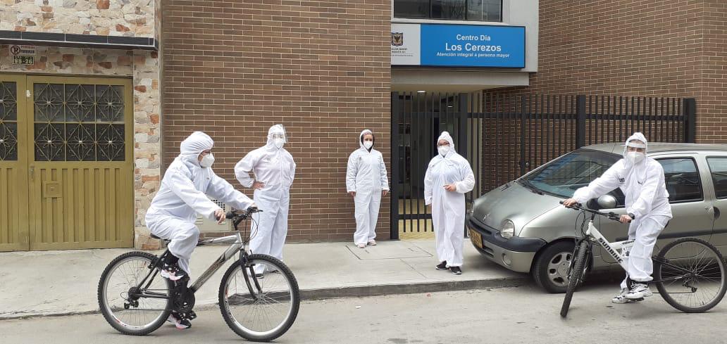 foto de funcionarios en bicicleta