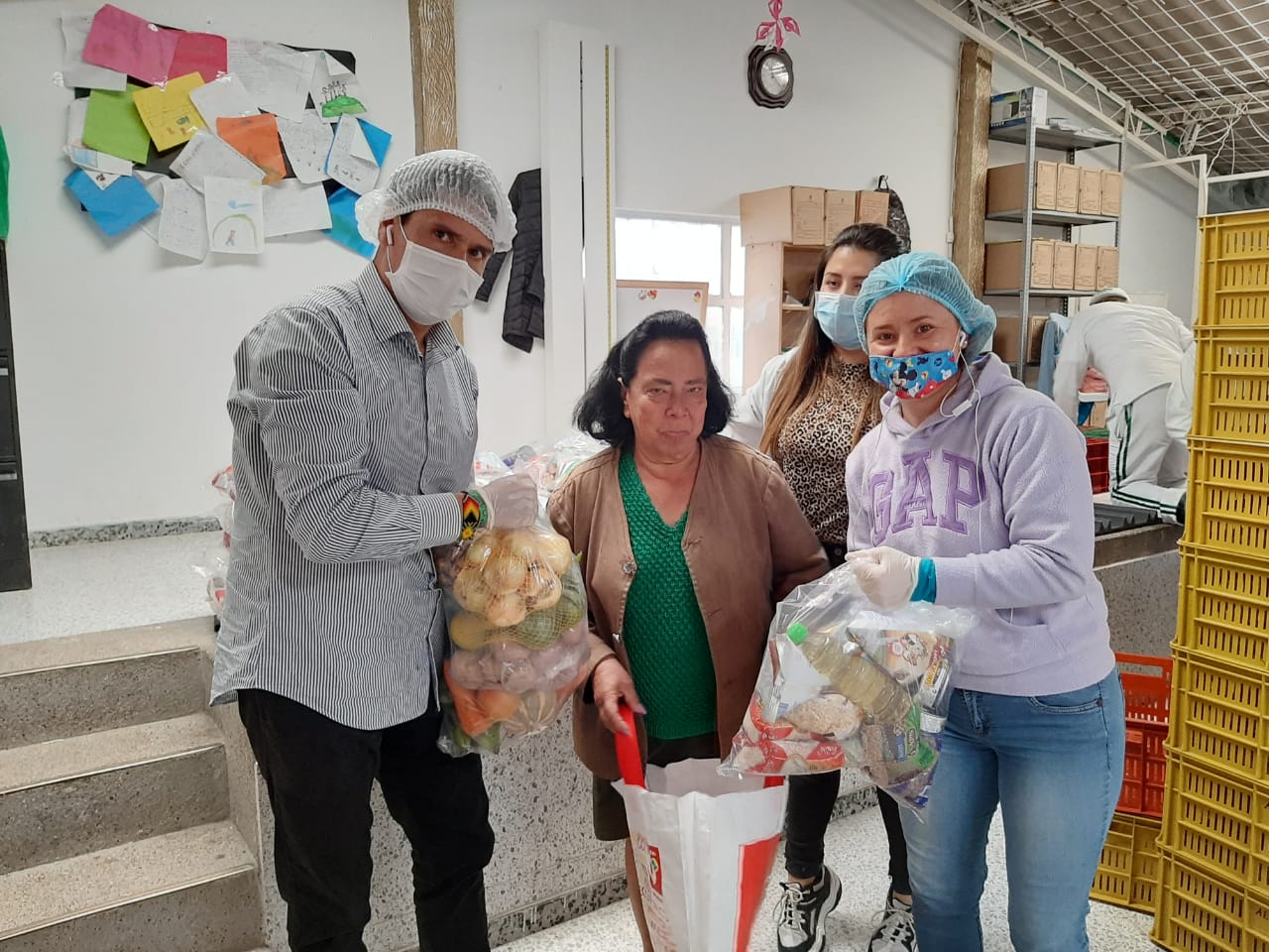 foto de mujer recibiendo mercado