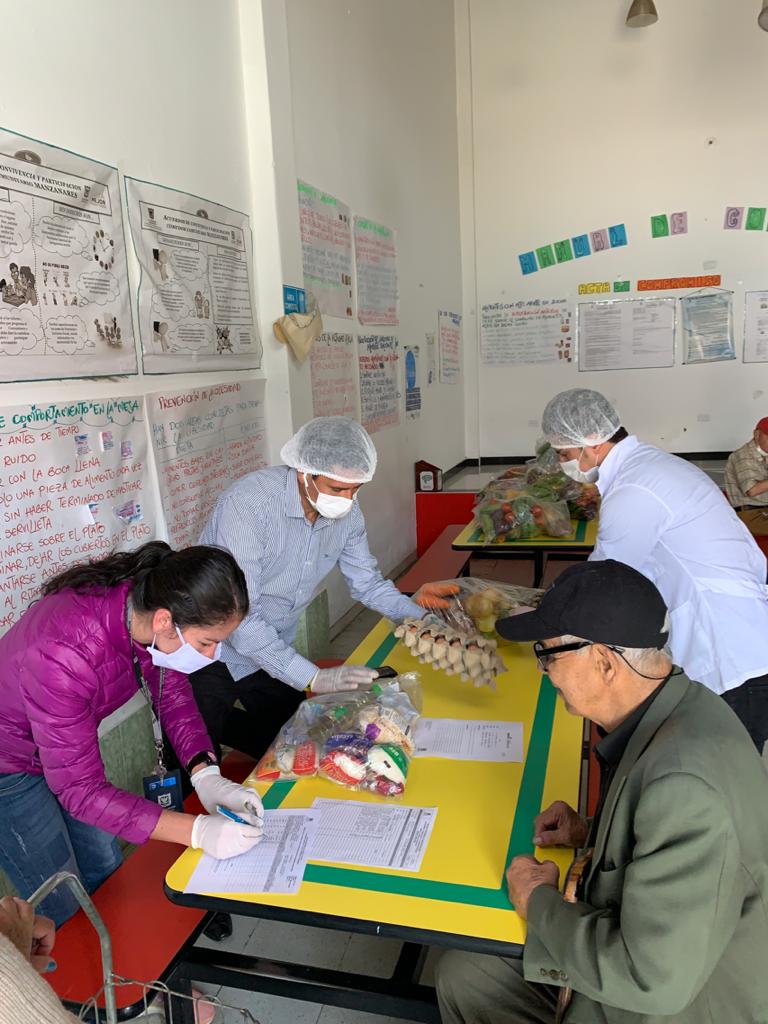 foto de personas mayores recibiendo mercado