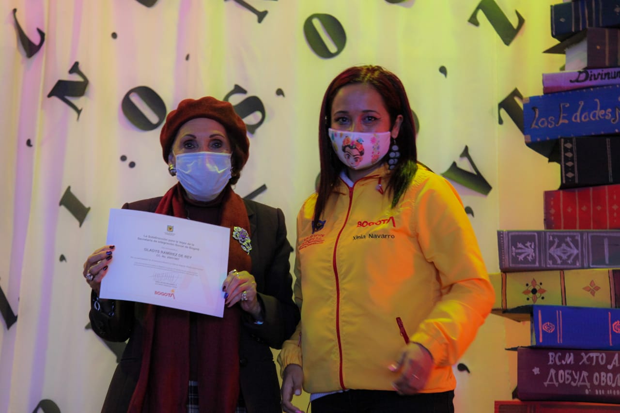 foto de secretaria con persona mayor