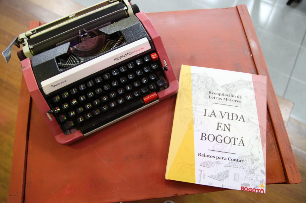 foto de libro llamado la vida en bogota