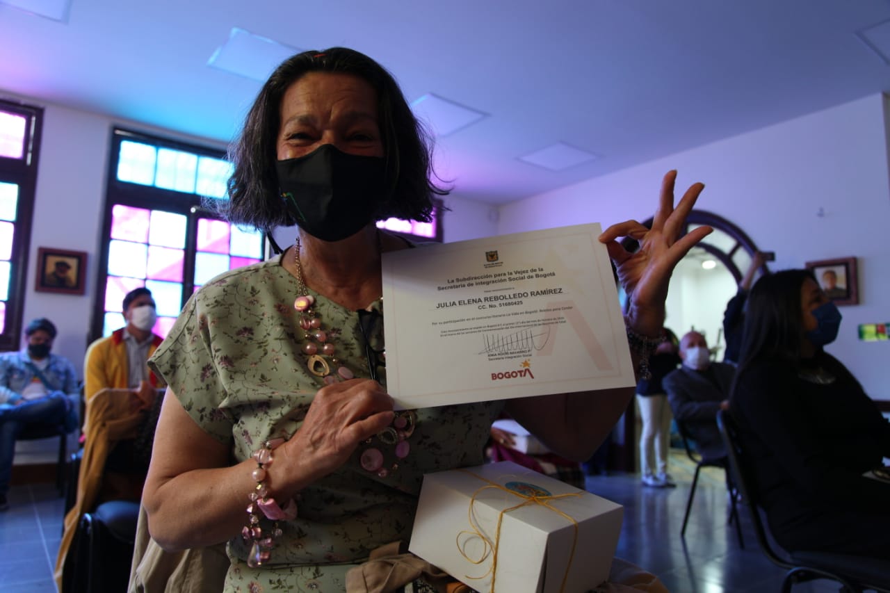 foto de reconocimiento a ganadora