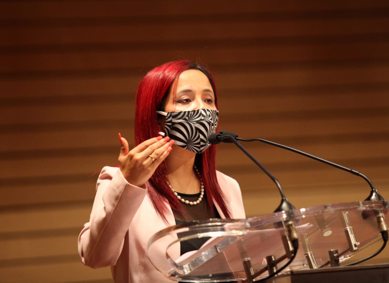 foto de secretaria hablando al publico