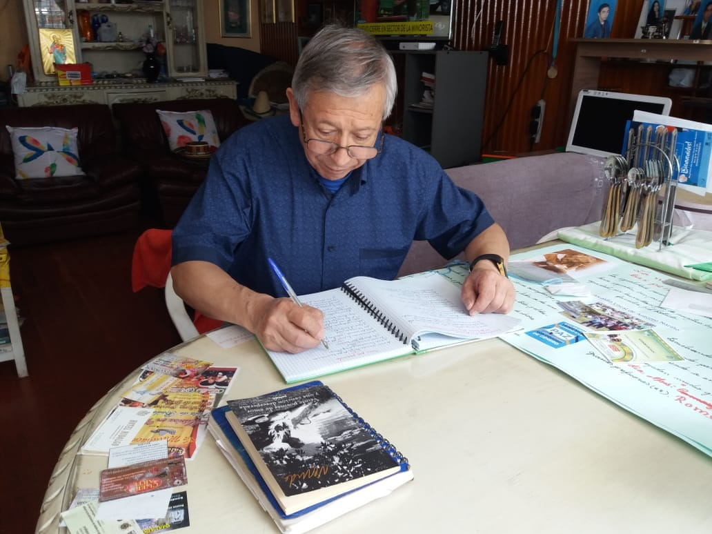foto de manuel escribiendo