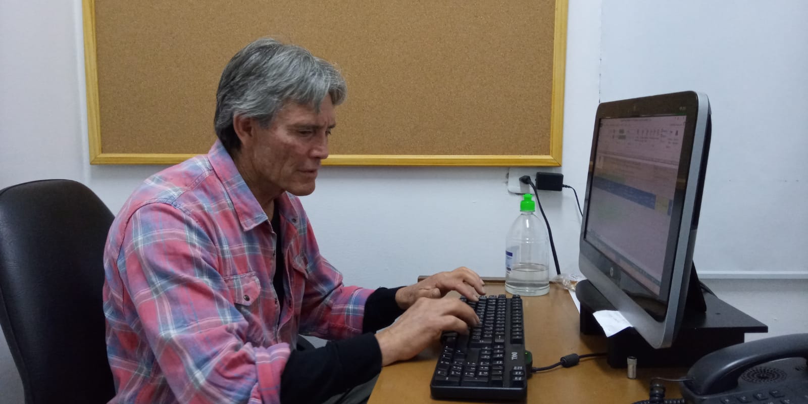 foto de hombre mayor en el computador