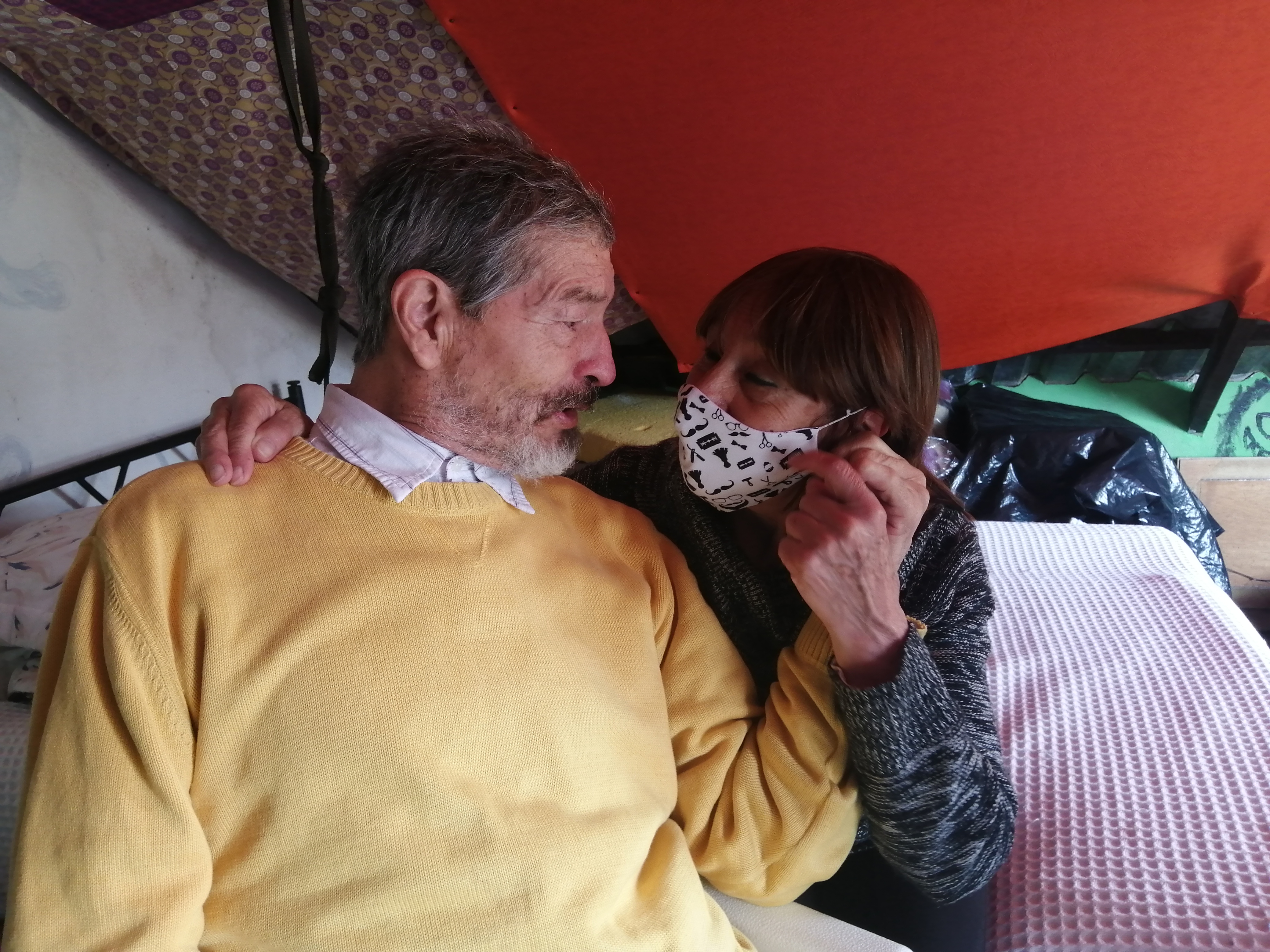 fot de pareja e personas mayores