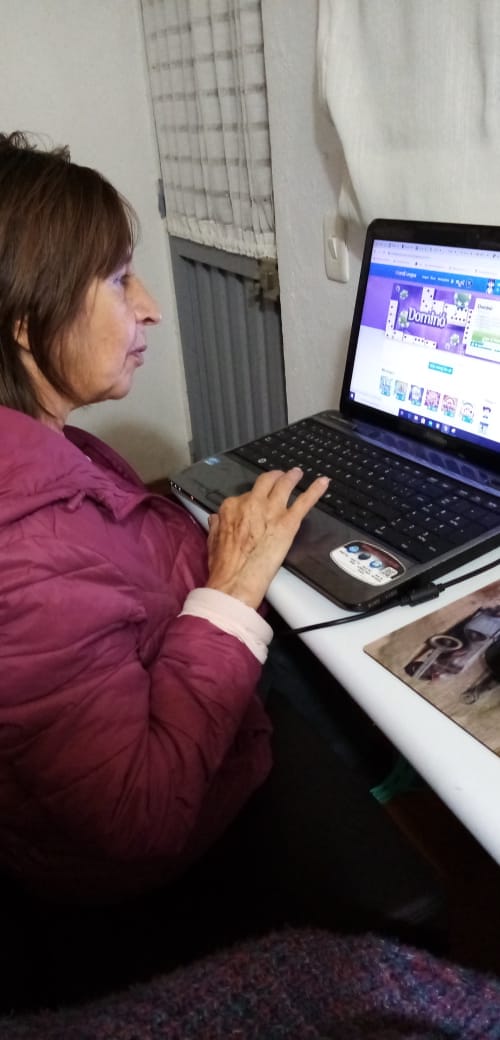foto de mujer mayor en la computadora