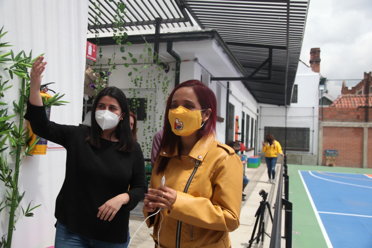 foto de secretaria visitando la nueva sede de teusaquillo 1
