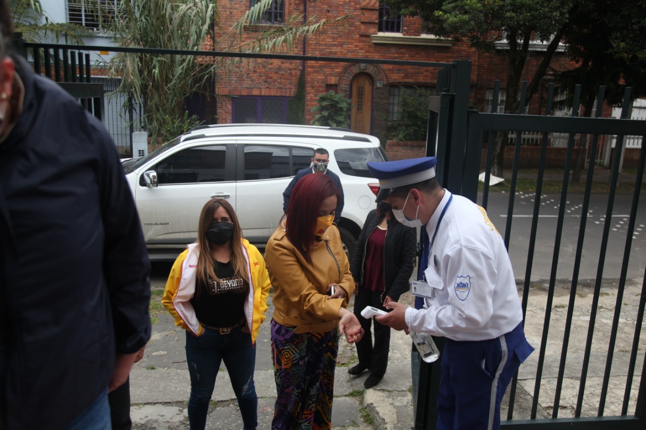 foto de secretaria visitando la nueva sede de teusaquillo 2