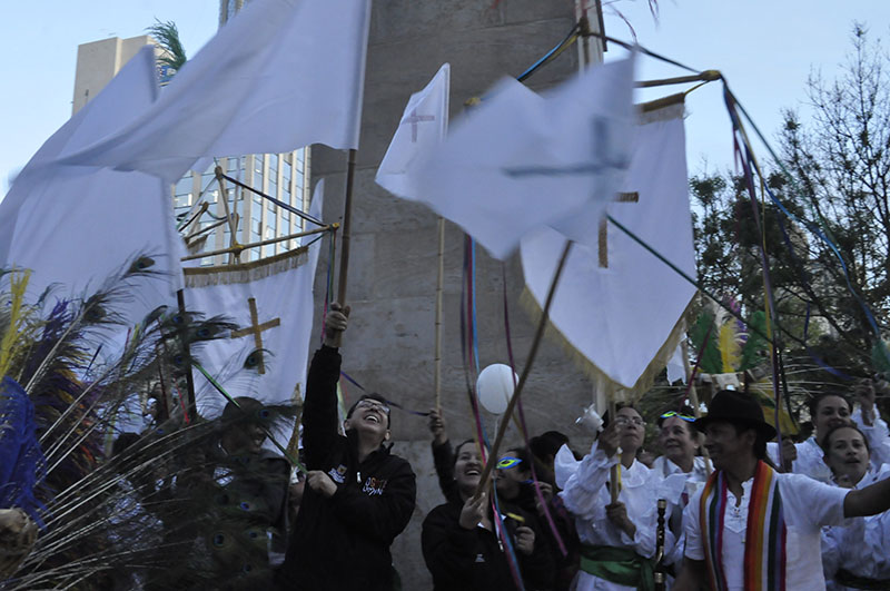mujeres encendieron la llama de la paz 10