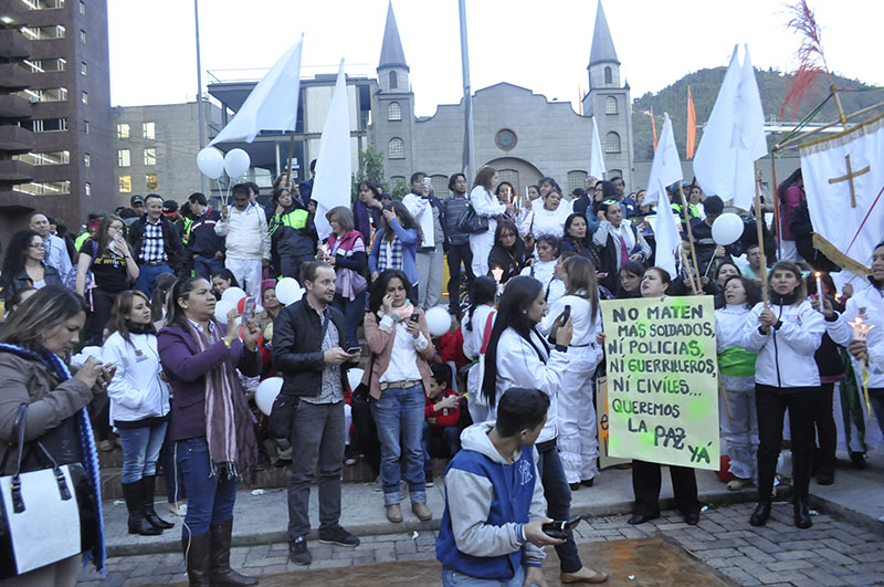 mujeres encendieron la llama de la paz 12
