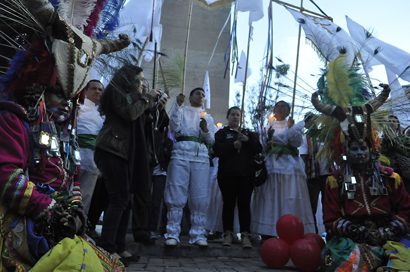 mujeres encendieron la llama de la paz 13