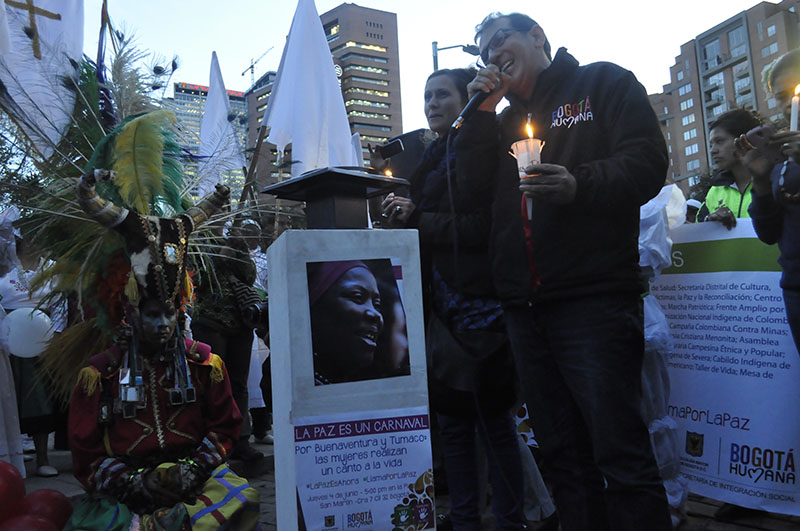 mujeres encendieron la llama de la paz 14