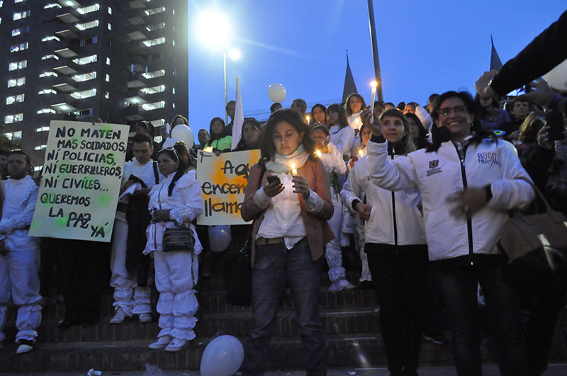 mujeres encendieron la llama de la paz 15