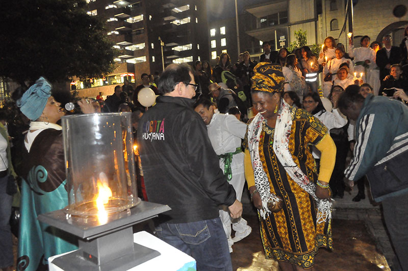 mujeres encendieron la llama de la paz 16