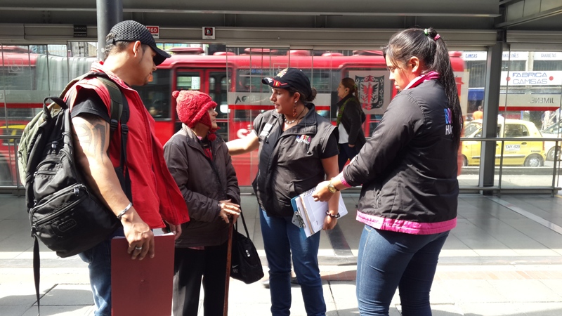 Foto de mujeres en trasmilenio