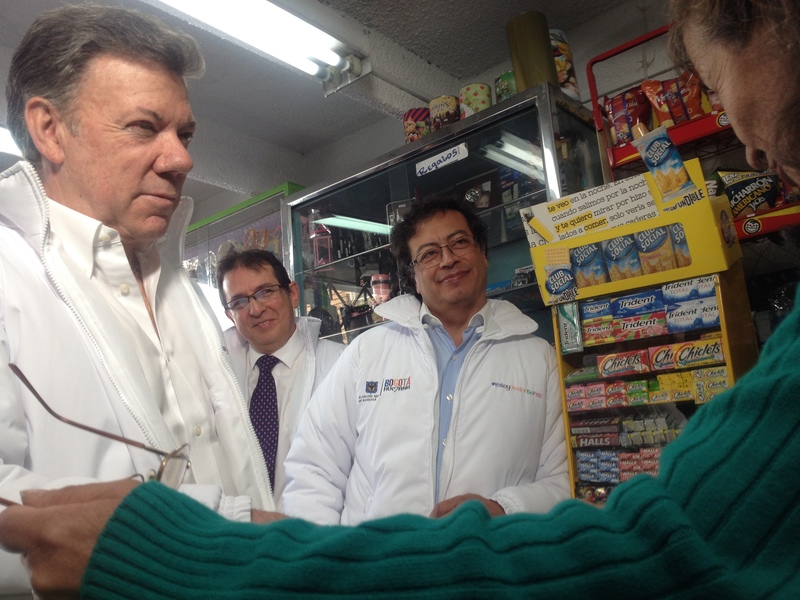 Foto de presidente, alcalde y secretario