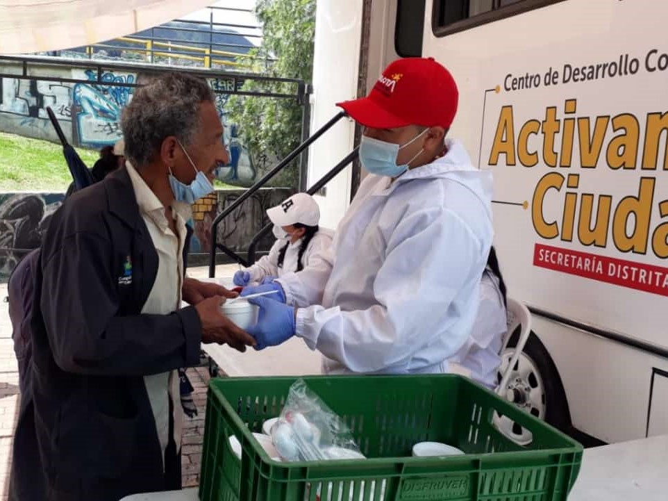 foto de entrega de alimentos de la tropa social