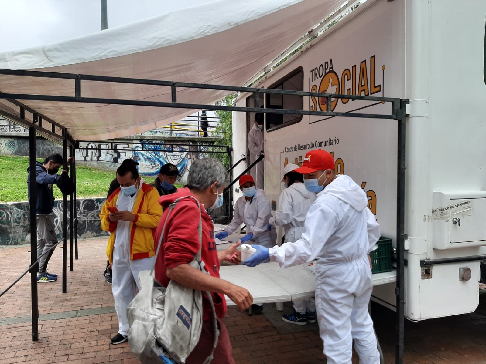 foto de la tropa social entregando alimentos