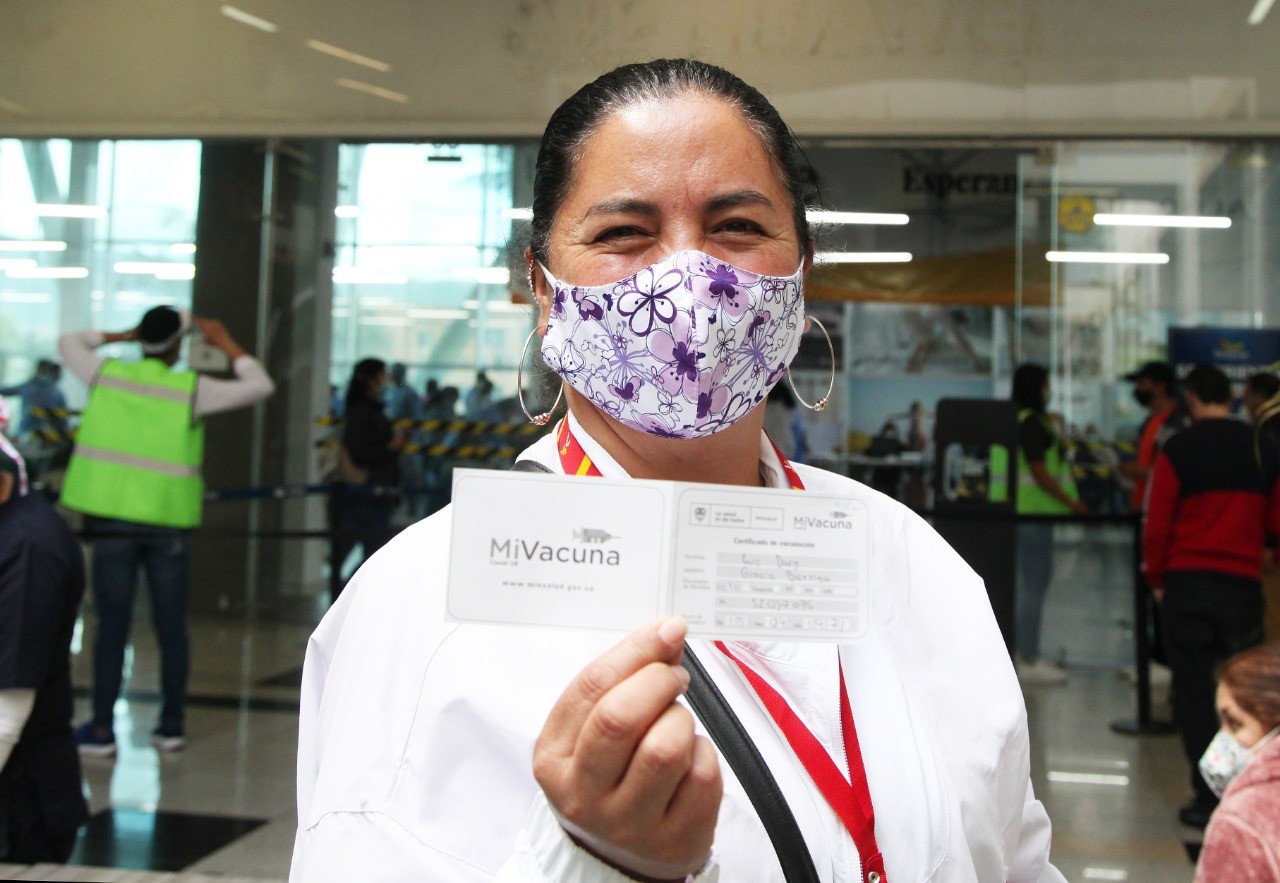 foto de mujer mostrando carnet de vacunas